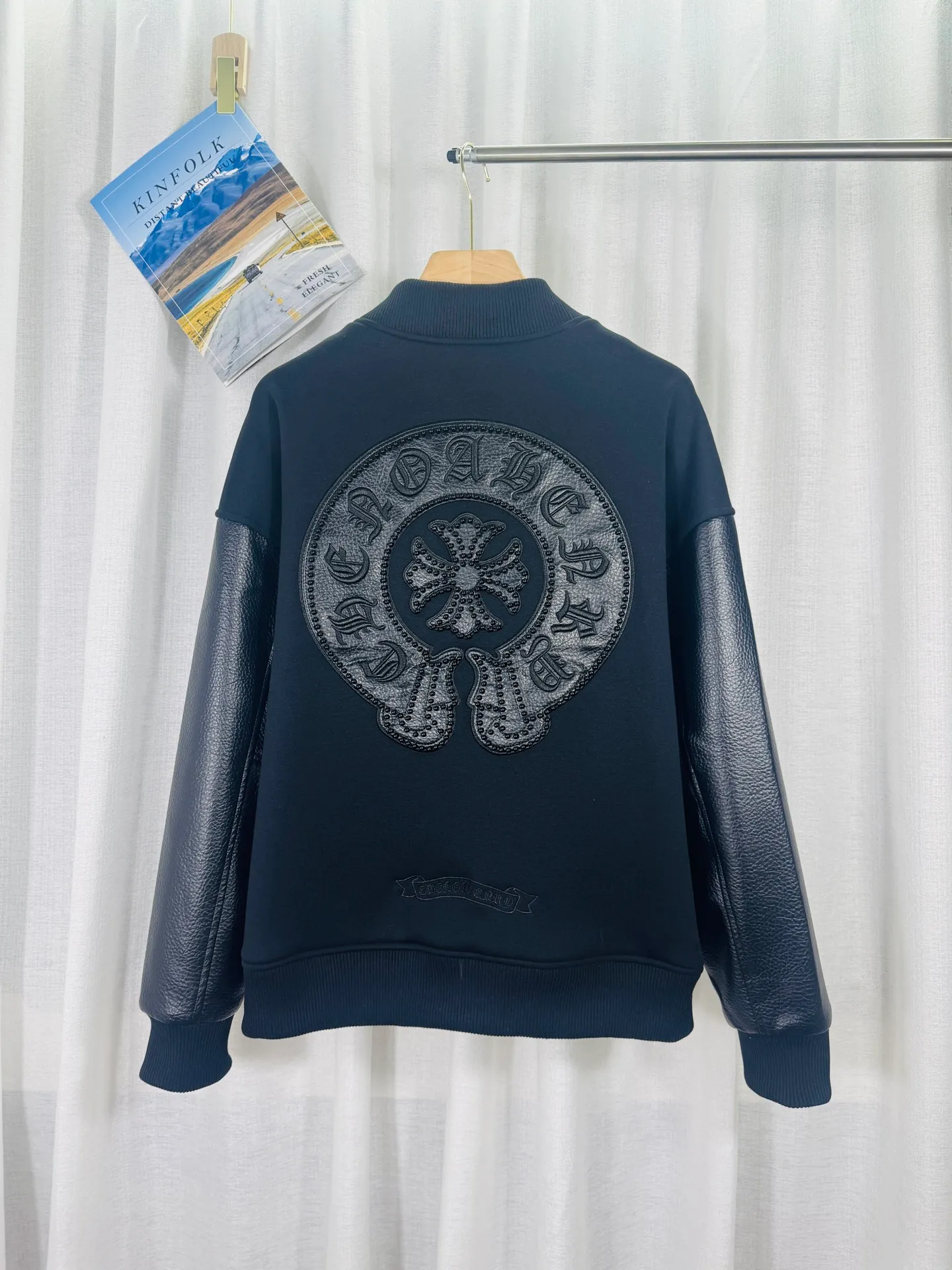 P540 top version, real shot without P, ​​different from market currency) 𝗖𝗵𝗿𝗼𝗺𝗲 𝗛𝗲𝗮𝗿𝘁𝘀/Cro Heart 2025 washed and burned flower patch embroidered autumn and winter new original single counter American patchwork 3D three-dimensional couple casual cardigan plus velvet baseball jacket 👑The highest version! Customized fabric 550g tripe terry fabric! American acid-washed and distressed original fabric, laser burning + patch embroidery, exquisite embroidery of beaded letters!  The best-selling model in the counter, very comfortable to wear. Accessories: original molded and authenticated collar label➕100% silk wash label. Genuine purchase-grade original hangtag➕matching hanging rope➕3D hanging beads➕original packaging bag. Craftsmanship: The original version has consistent wiring! The highest version of the armhole matching technique! Color: Black Size: S M L XL Style No.: 615